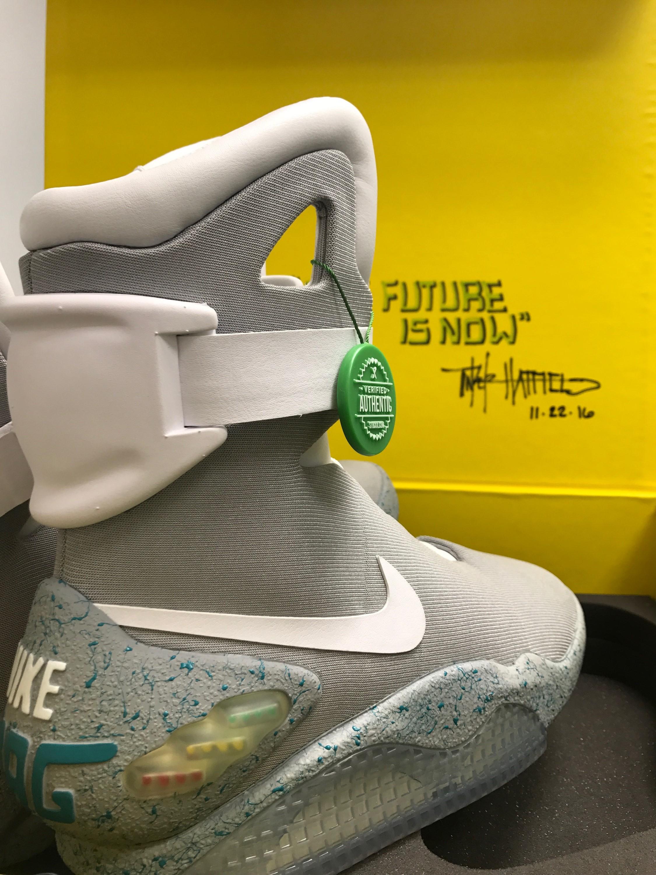OUT OF STOCK SNEAKERS 2016―2017 サイン入り StockX is the Official Sneaker Authentication Partner for