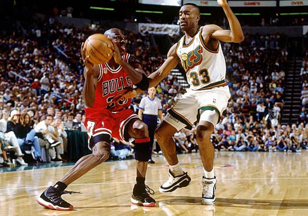 Michael Jordan wearing the Bred 11