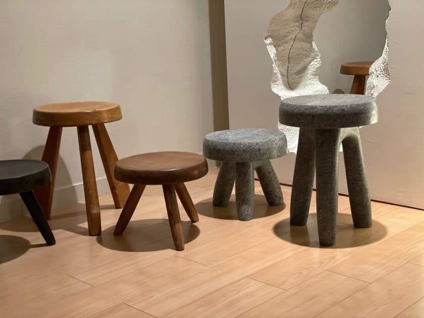 The similarities between EYEFUNNY'S stools and Charlotte Perriand's wooden stools are easily identifiable.